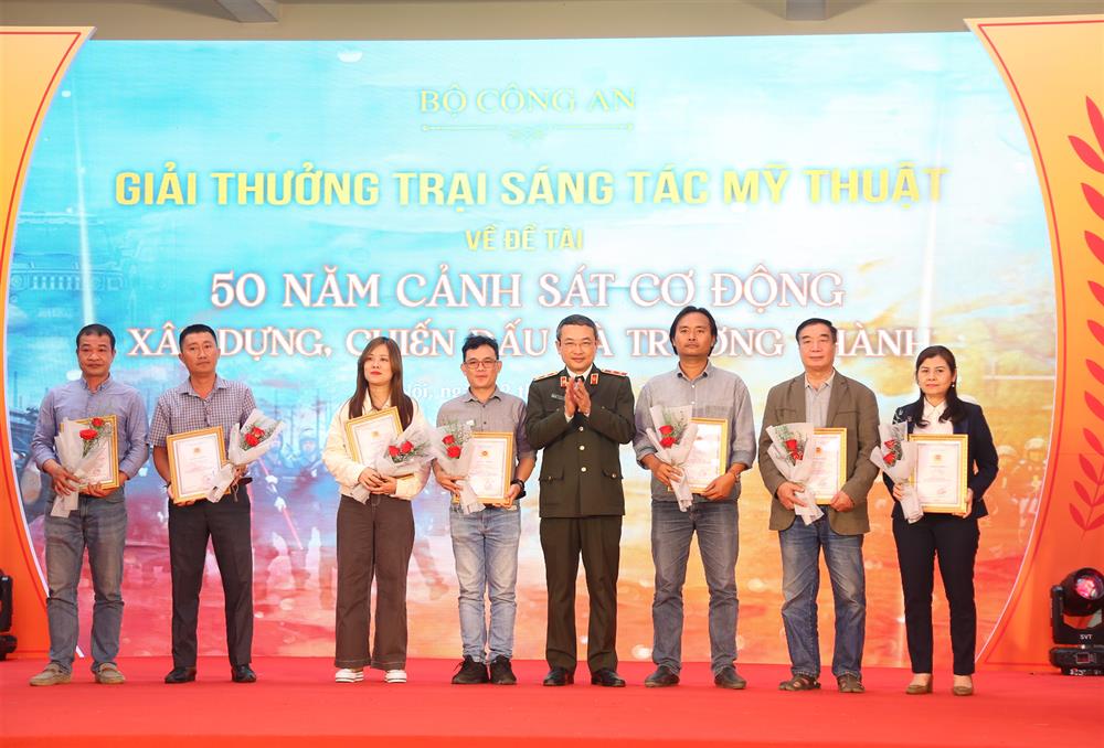 Trao giải các cuộc thi, trại sáng tác và khai mạc triển lãm tranh, ảnh nghệ thuật về Cảnh sát Cơ động